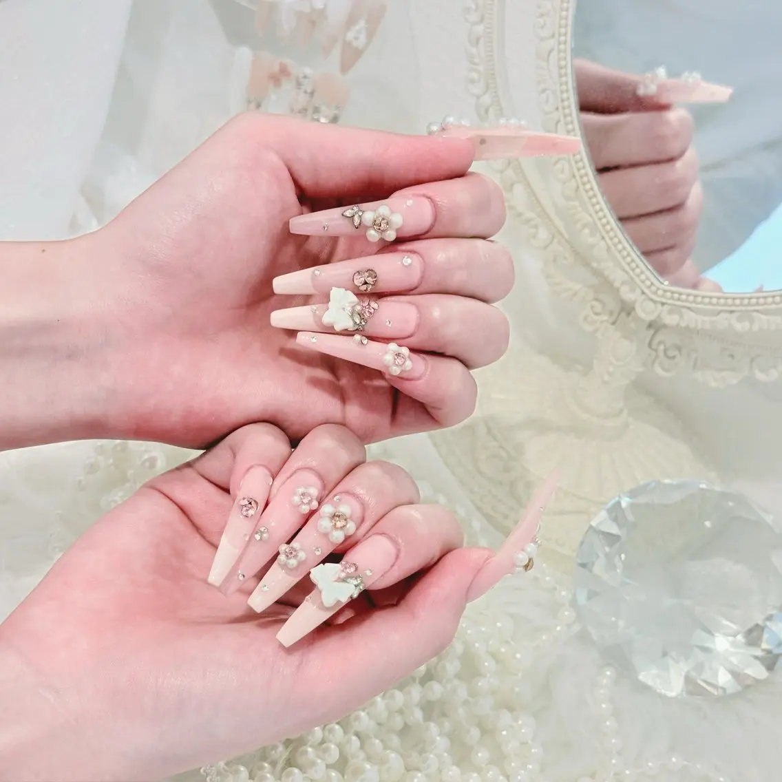 ネイル チークネイル ドット フットネイル フレンチネイル グラデーション ハンドネイル ハンドケア Nihonthy Nail 新宿のネイルデザイン