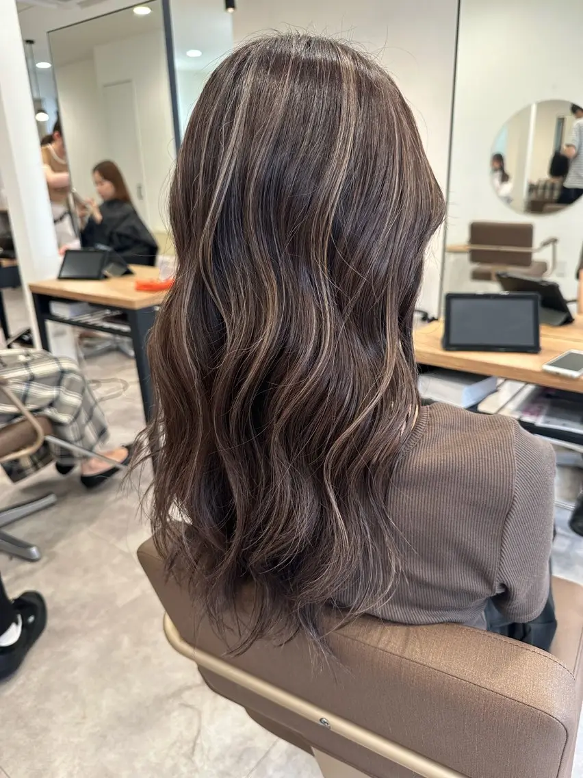 セミロング カラー ハイライトカラー ハイライト カット ヘアカラー トリートメント 白髪ぼかしハイライト レイヤー川口 元気のヘアスタイル