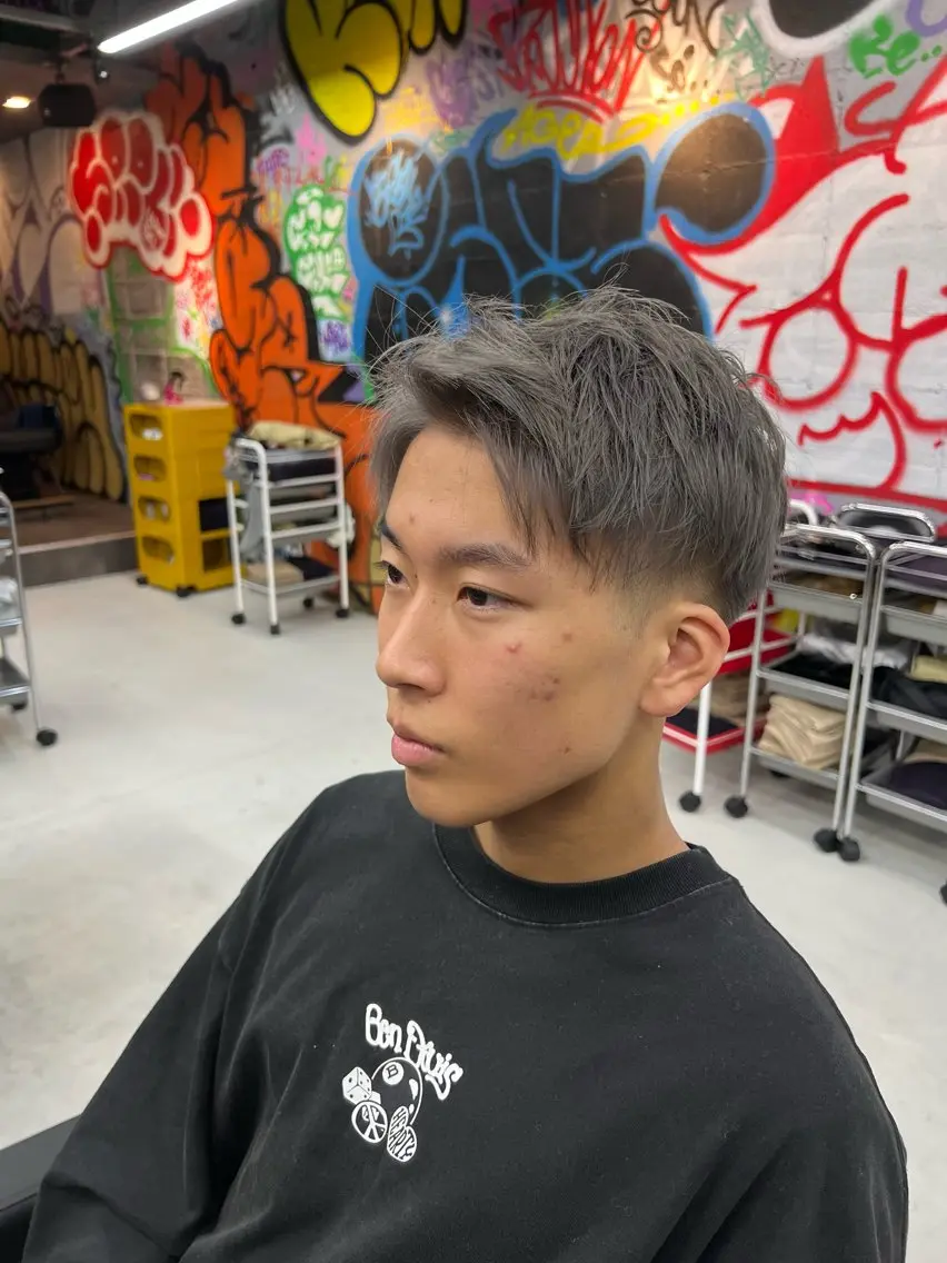 🔥ファッションとヘアスタイルでこなれ感を演出🔥【⚡️メンズカット➕ブリーチハイライト➕カラー⚡️】#メンズ/眉カットの写真