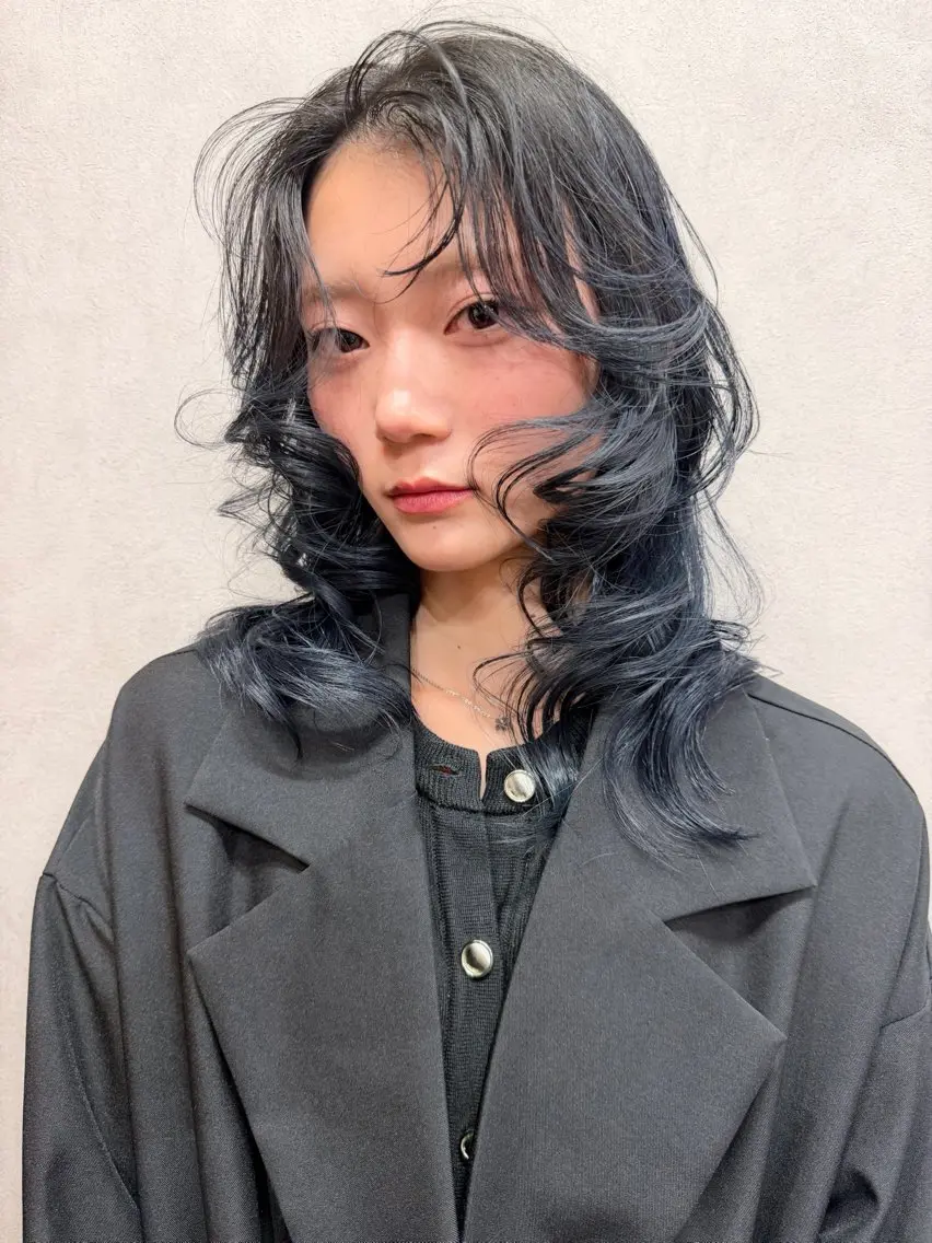 ミディアム カラー 黒髪 ブルーカラー ブルーブラック レイヤーカット カット ヘアカラー トリートメント AiM 大名　似合わせカットのヘアスタイル