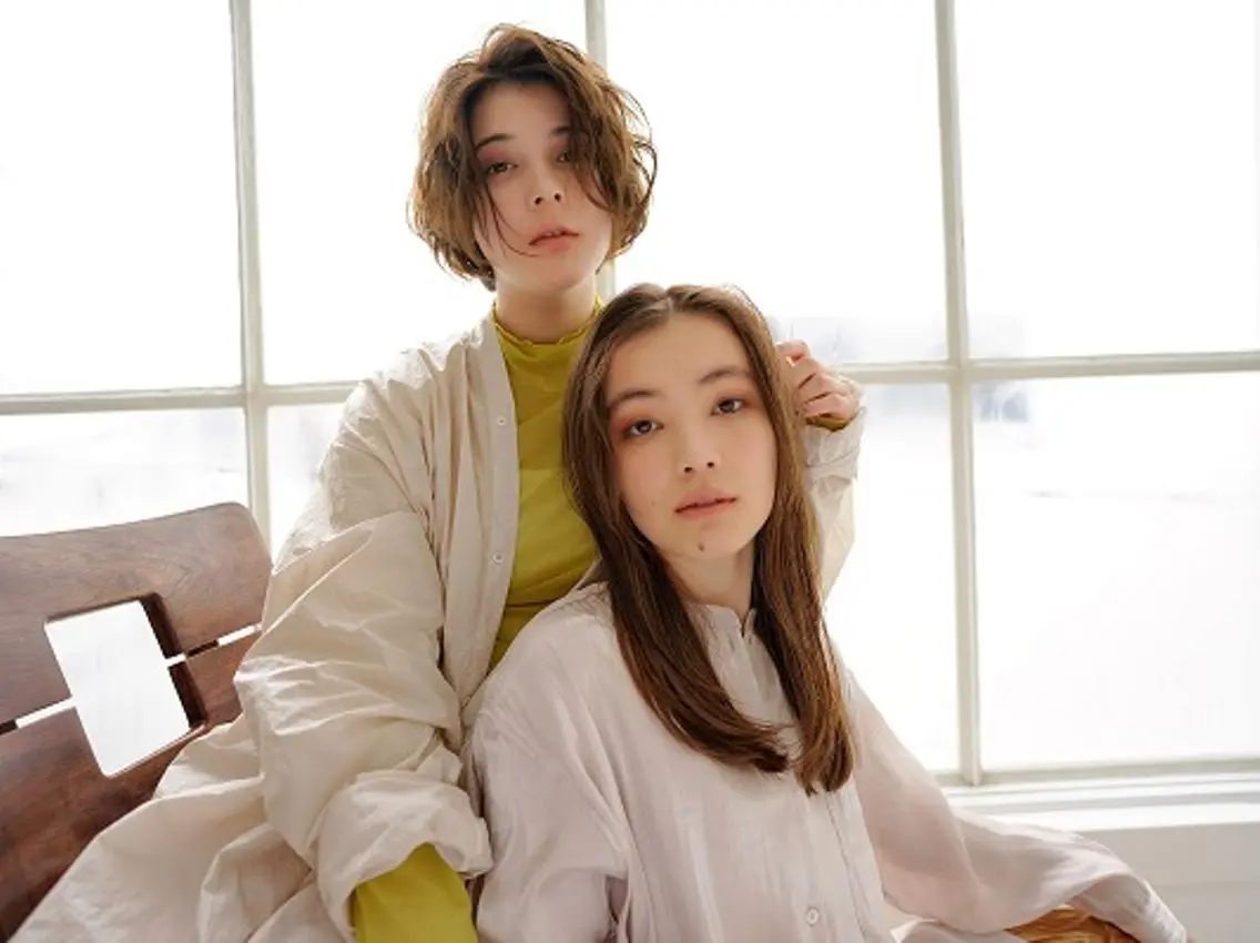 ミディアム カラー パーマ ヘアアレンジ アディクシーカラー アッシュ バレイヤージュ ベージュカラー ブリーチ newi grande 横浜店のヘアスタイル