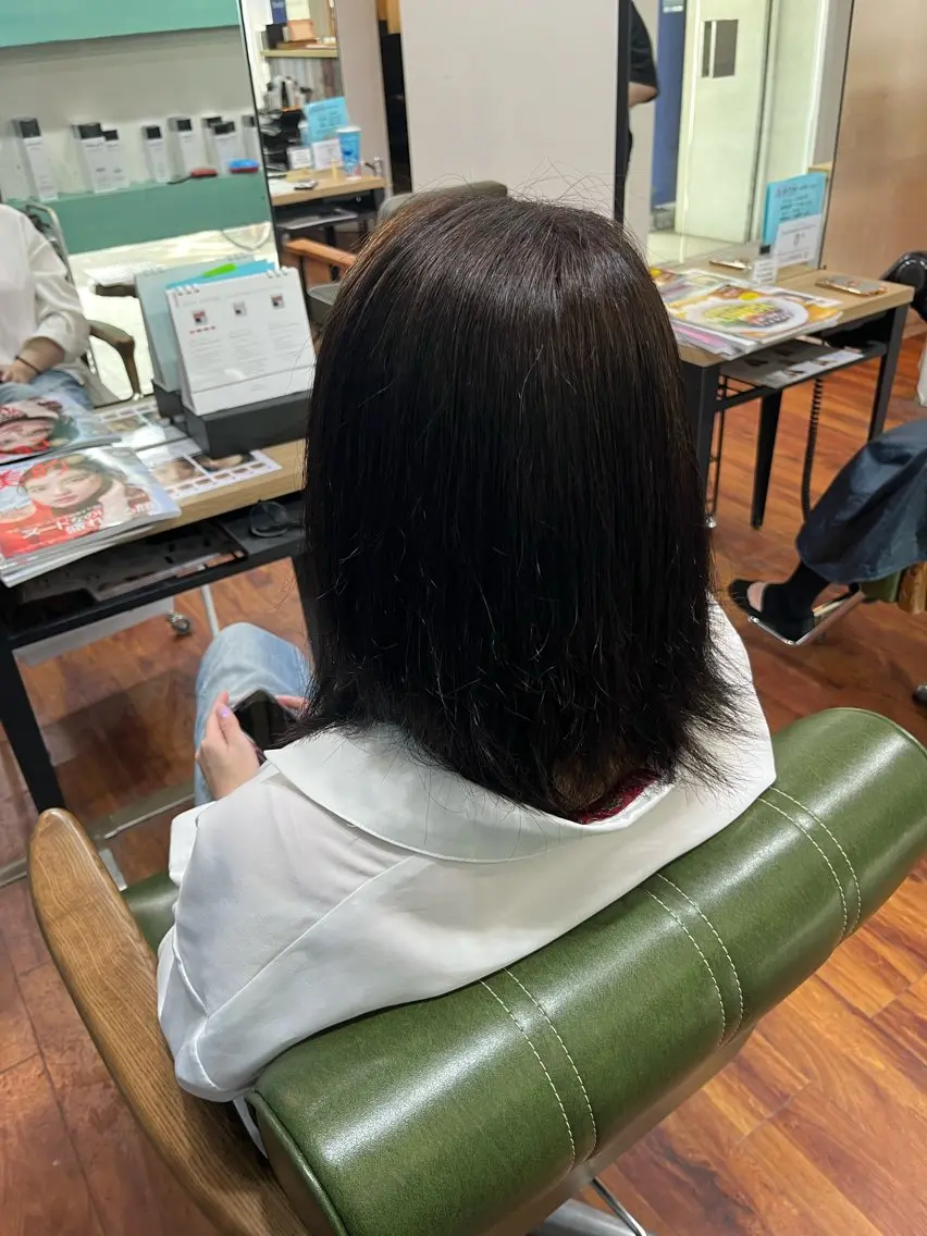 セミロング カラー ブラウンカラー 透明感カラー ナチュラルブラウン 臼井 いづみのヘアスタイル