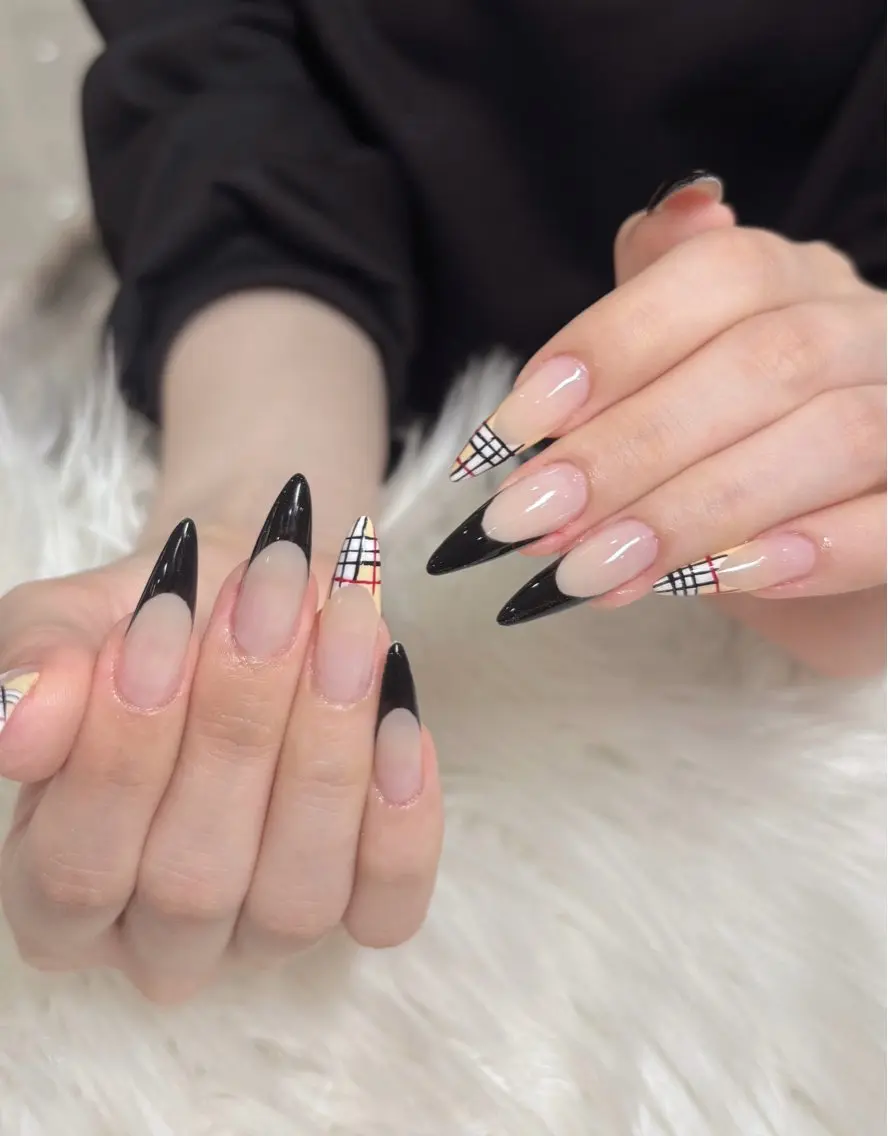 ネイル フレンチネイル ハンドネイル FLY Nail Salonのネイルデザイン