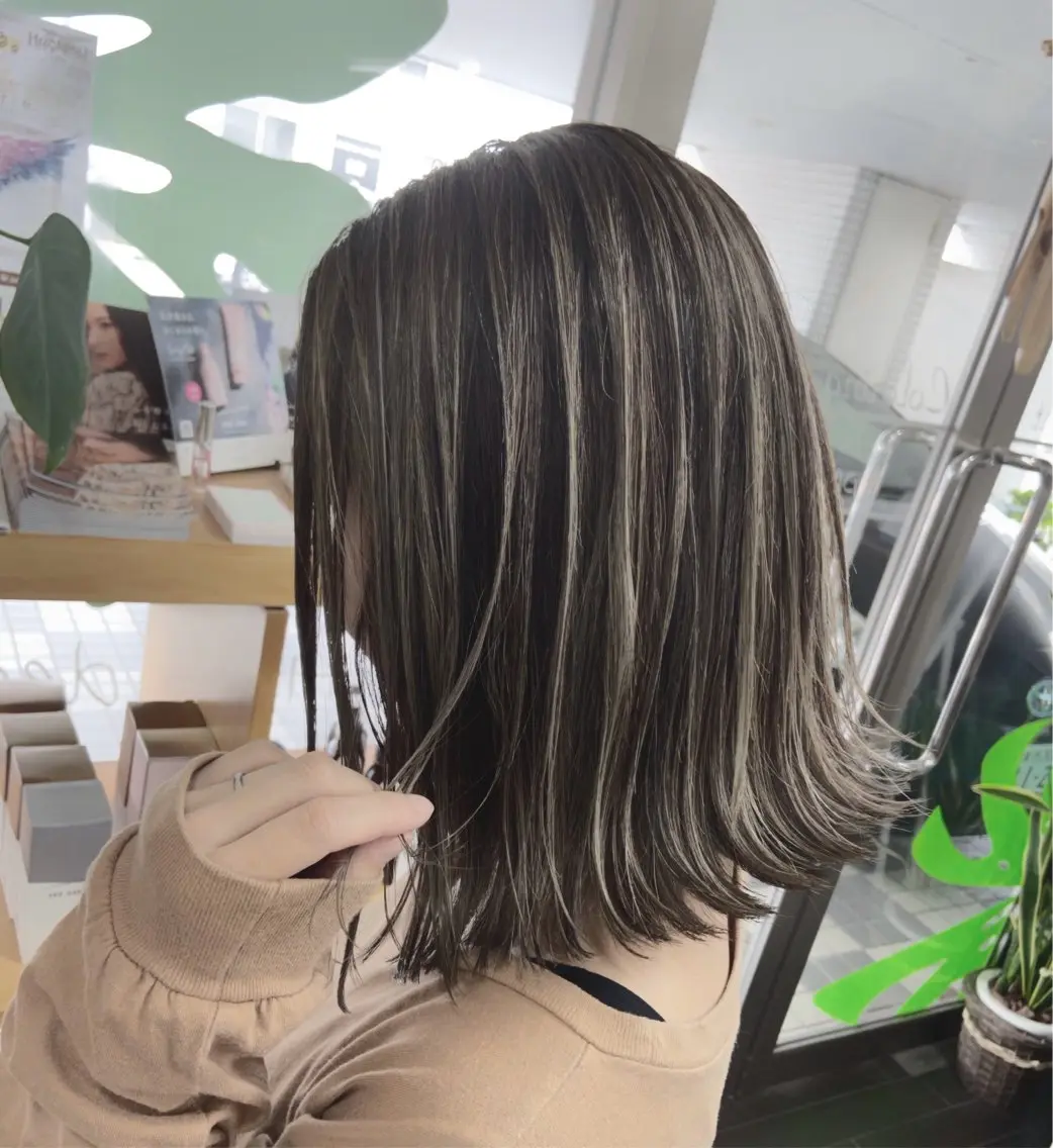 ミディアム ハイライト 井上 彩加のヘアスタイル