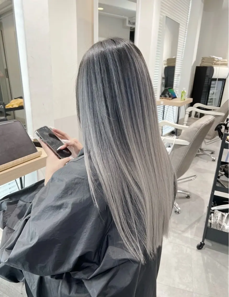 ロング カラー バレイヤージュ シルバー ホワイトシルバー レイヤーカット 指名数No.1 /NAOYAのヘアスタイル