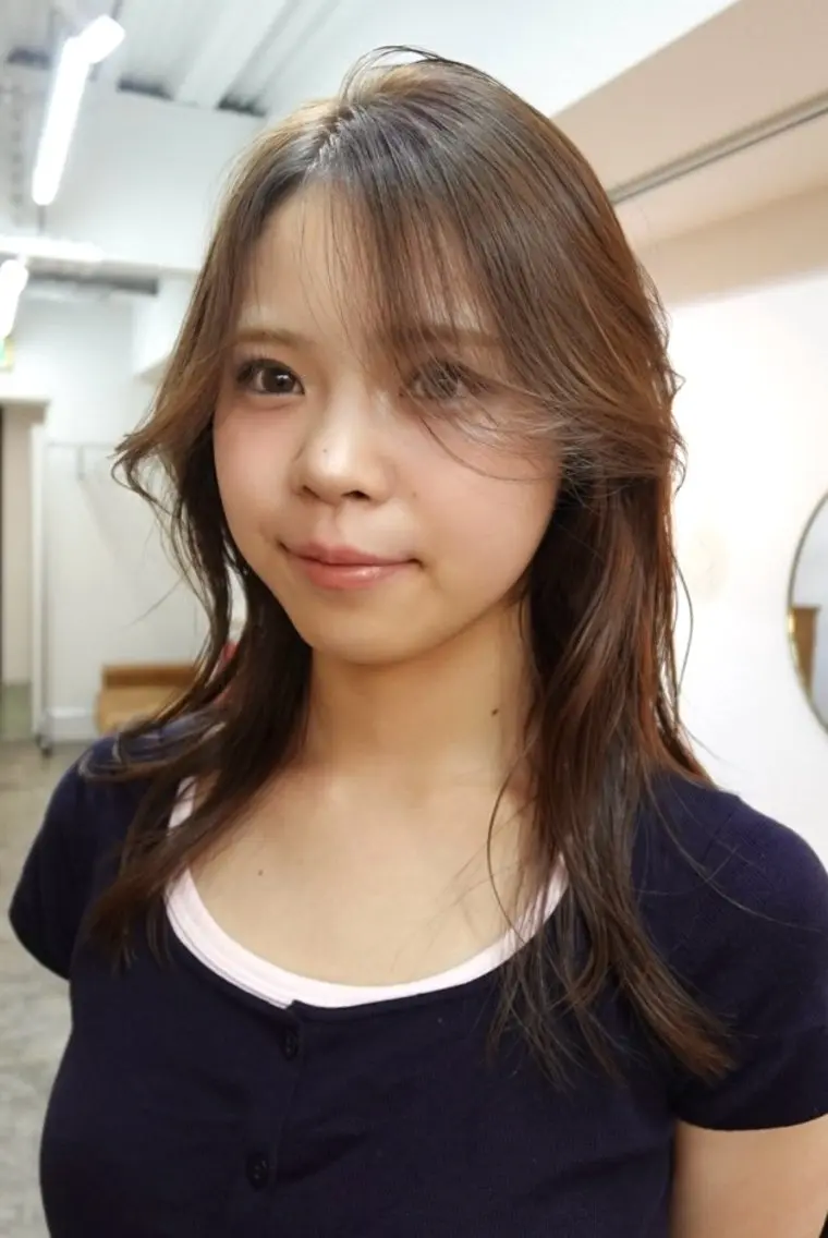 セミロング カラー 顔周りカット レイヤーカット カット ヘアカラー トリートメント まさと透明感ベージュ カラーレイヤーカットのヘアスタイル