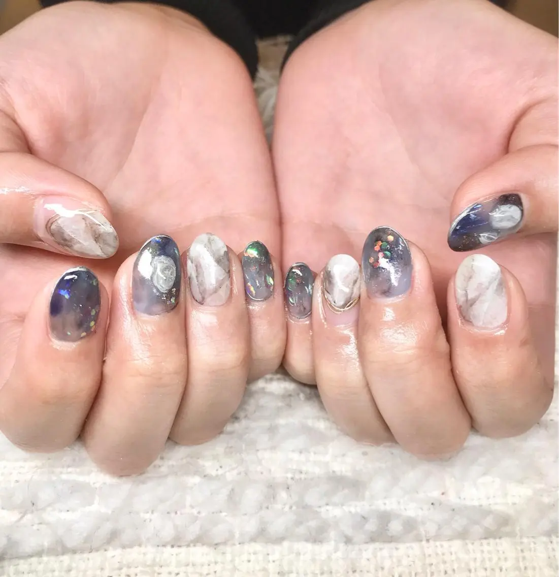 ミディアム カラー パーマ ヘアアレンジ ネイル マツエク・マツパ ブルーカラー ブルー 大理石ネイル(マーブル) el. by Aoのネイルデザイン