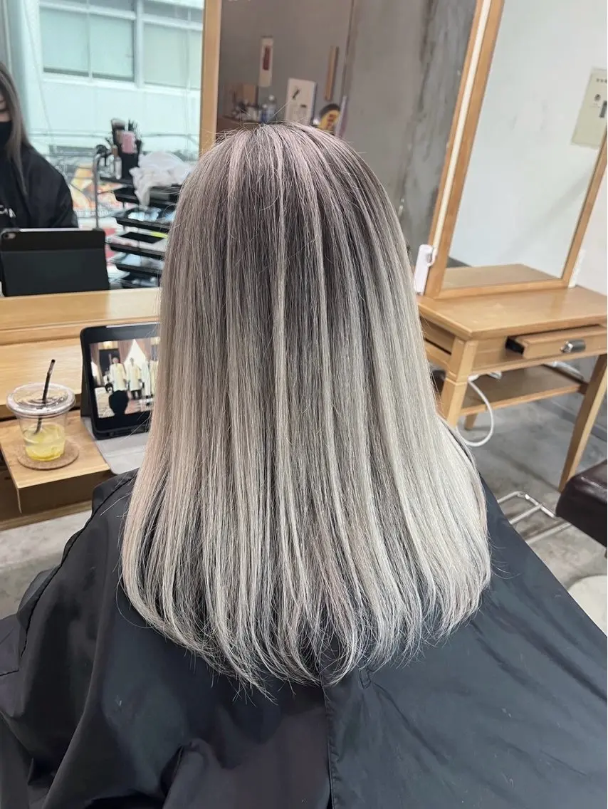 セミロング カラー バレイヤージュ シルバー ホワイトシルバー レイヤーカット ヘアカラー トリートメント 指名数No.1 /NAOYAのヘアスタイル