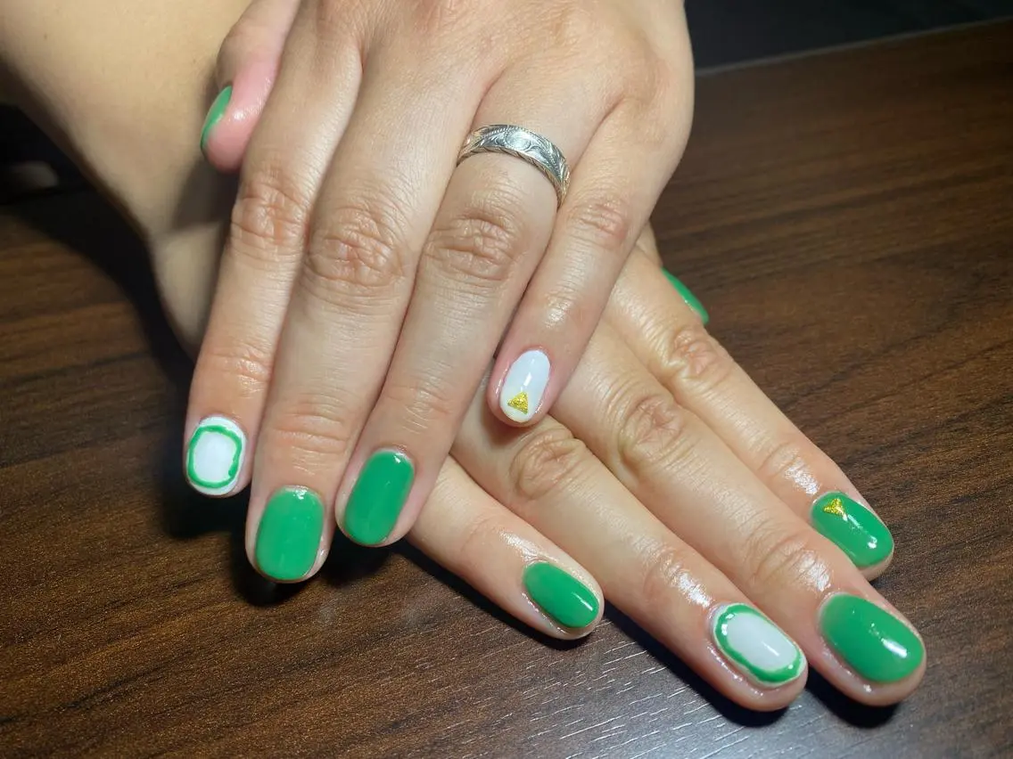 ネイル グリーン シンプルネイル ハンドネイル Ulu Nail 🌱MOMOKAのネイルデザイン