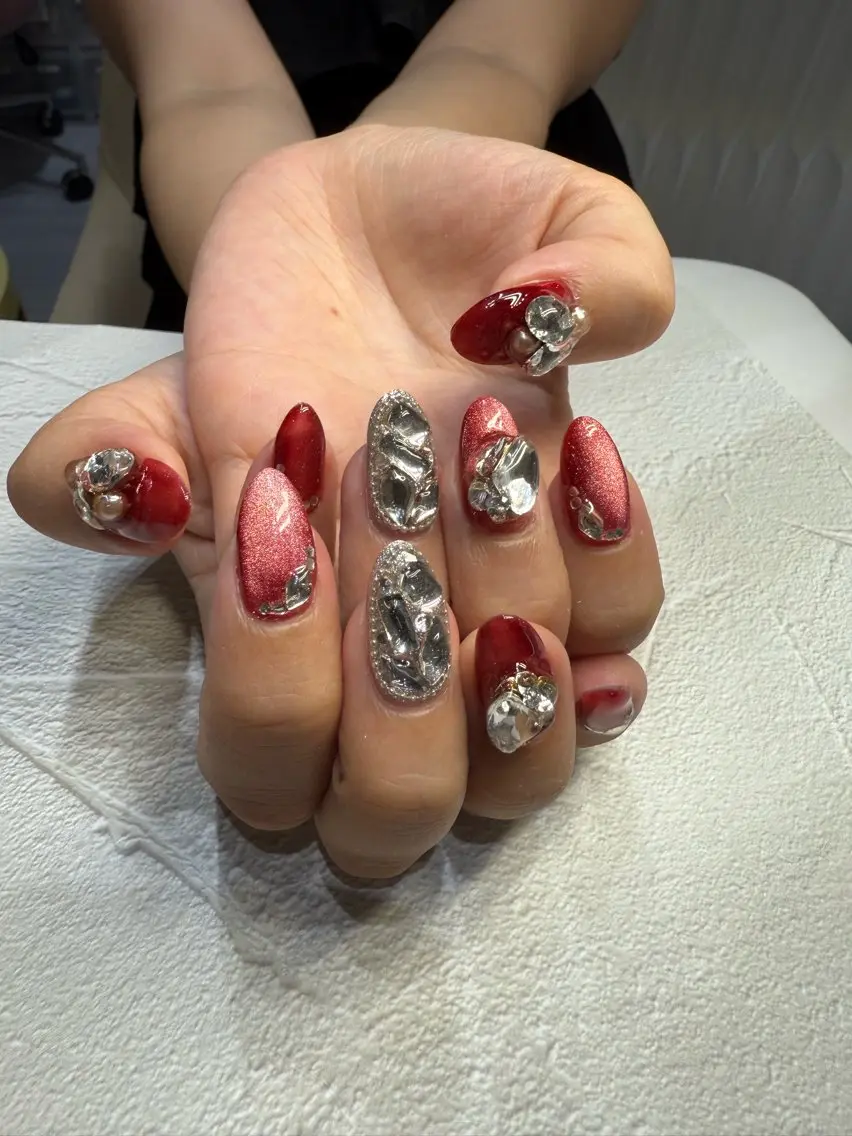 ネイル ゴージャス ラメ(グリッター) ミラーネイル 赤色 シルバー NailSalon✨ Écrinエクランのネイルデザイン
