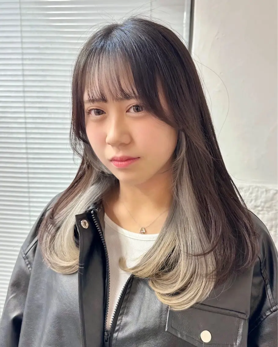 ロング カラー ブリーチ ケアブリーチ ダブルカラー インナーカラー シルバー カット ヘアカラー トリートメント インナーカラー/レイ ヤーカット♡/マキシのヘアスタイル