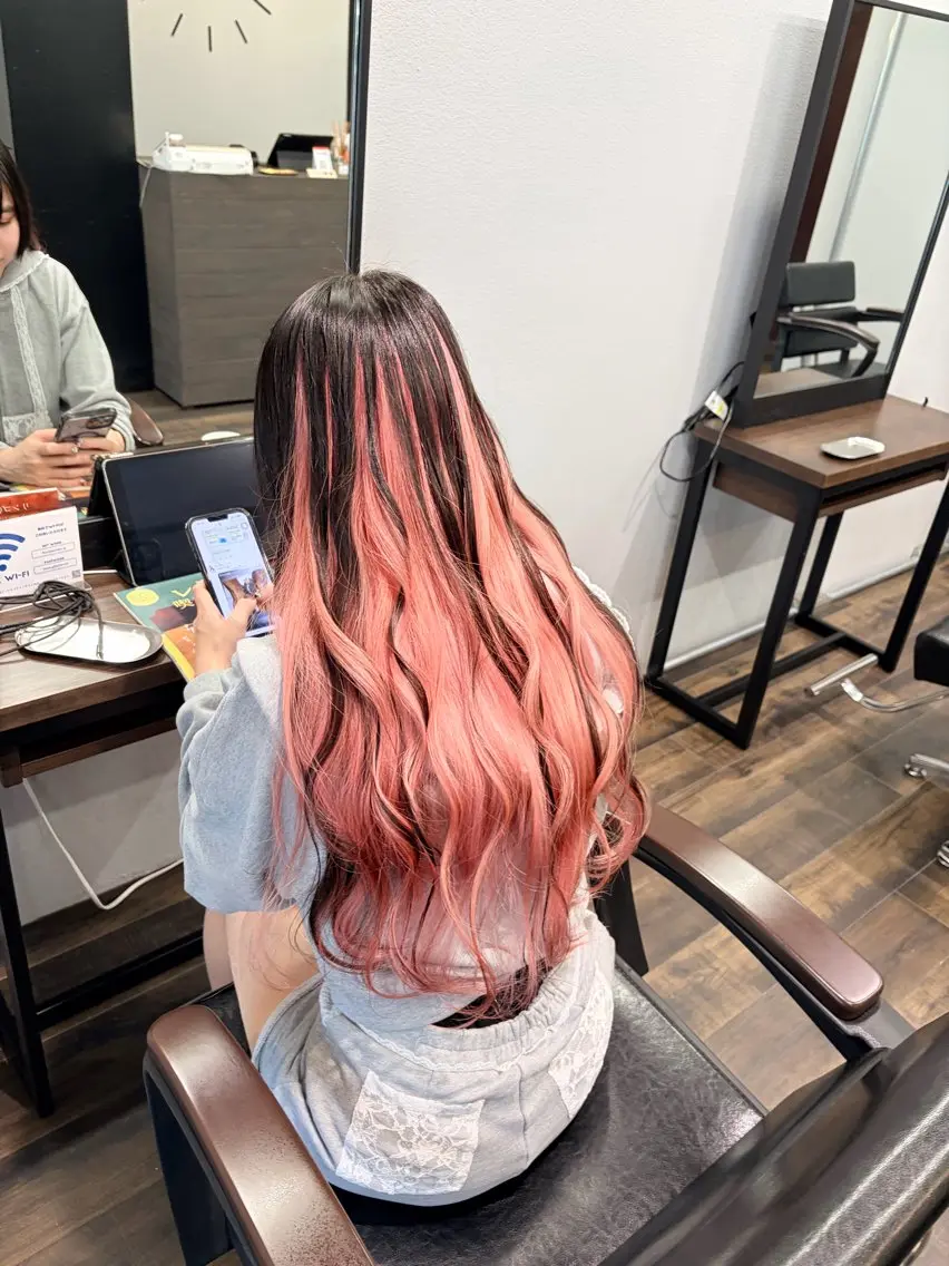 ロング カラー インナーカラー ピンクカラー ヘアカラー トリートメント 👑ブリーチ髪質改善 👑デザインカラーのヘアスタイル