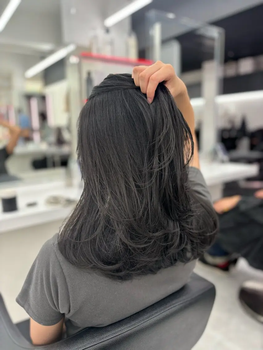 ミディアム カラー 抜け感レイヤー︴ ニュアンスカラーのヘアスタイル