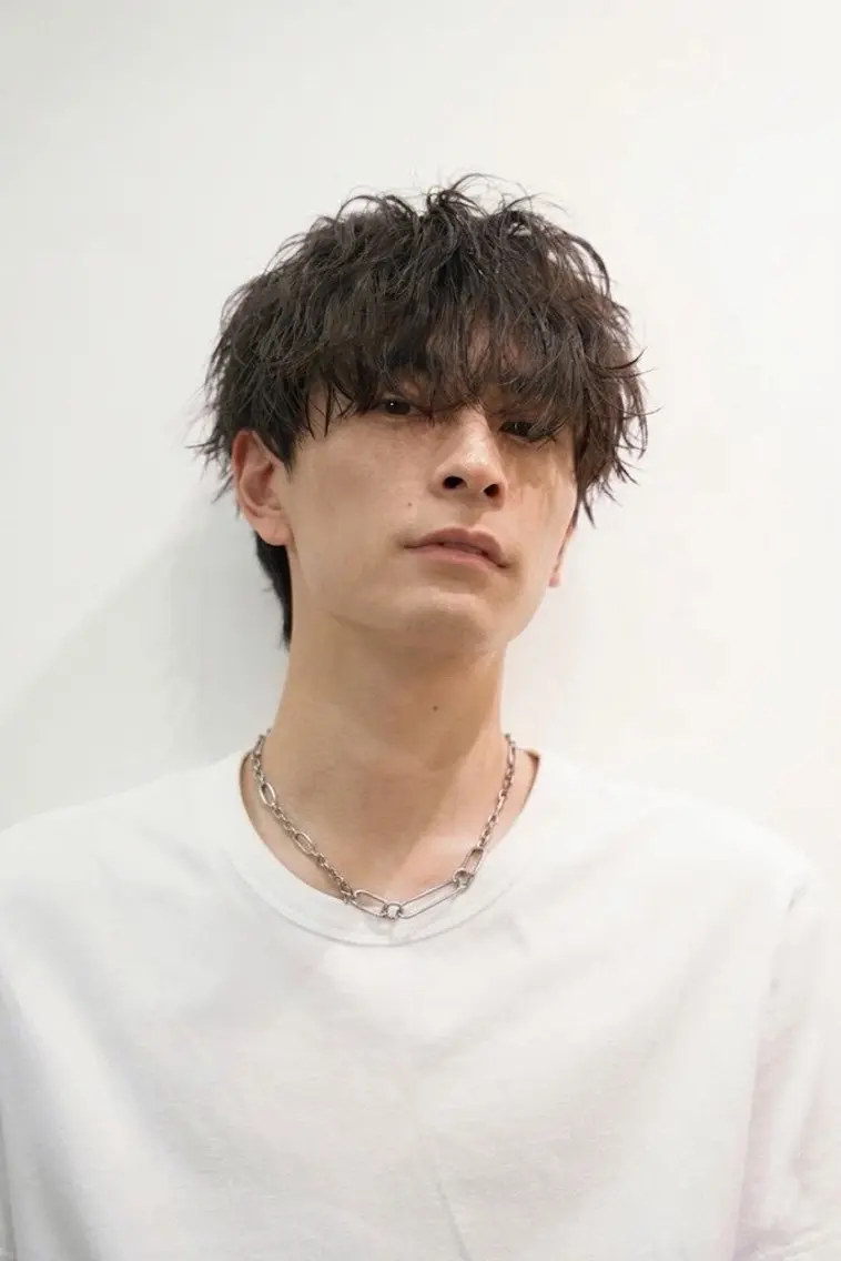 ミディアム パーマ メンズ ミディアムパーマ メンズブリーチ センターパート フェードカット マッシュ メンズサロン kiyoのヘアスタイル