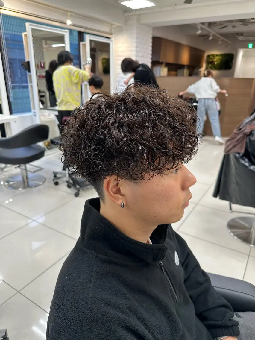 ショート カラー パーマ メンズ メンズパーマ プードルパーマ ブラウンカラー 外国人風カラー プードルパーマ カット ヘアカラー パーマ トリートメント フェザーパーマ職人 🪶ryosukeのヘアスタイル