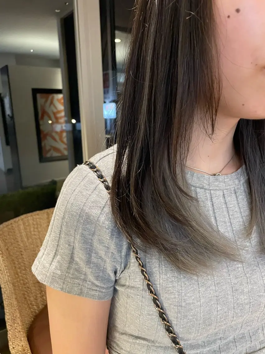 ロング ハイライト 甲斐 愛梨のヘアスタイル