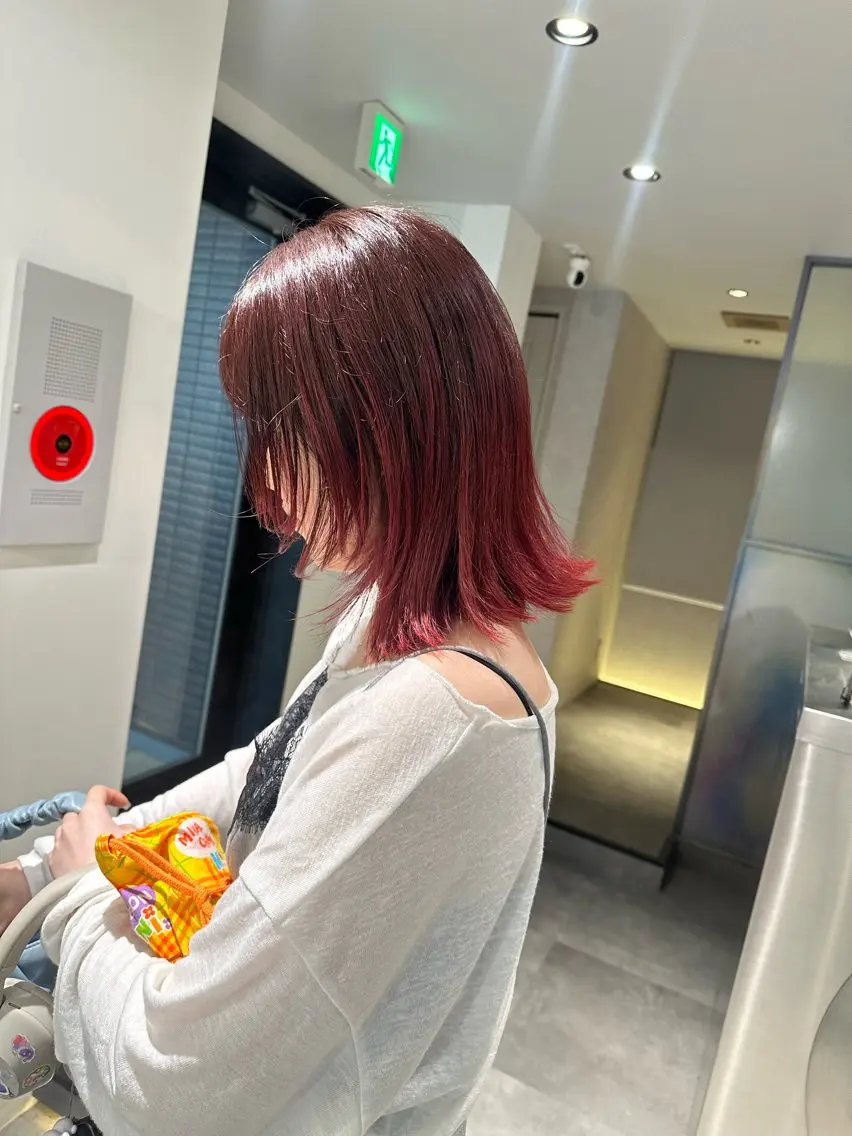 セミロング カラー ブリーチ レッドカラー レイヤーカット ブリーチ/ハイトーン 艶カラー/ユリナのヘアスタイル