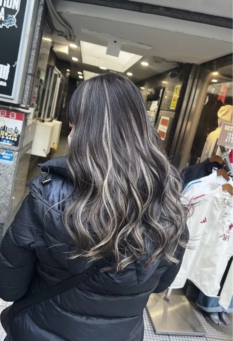 ロング カラー ダークグレー ダークグレージュ グレージュ ハイライトカラー ハイライト ヘアカラー トリートメント 指名数No.1 /NAOYAのヘアスタイル