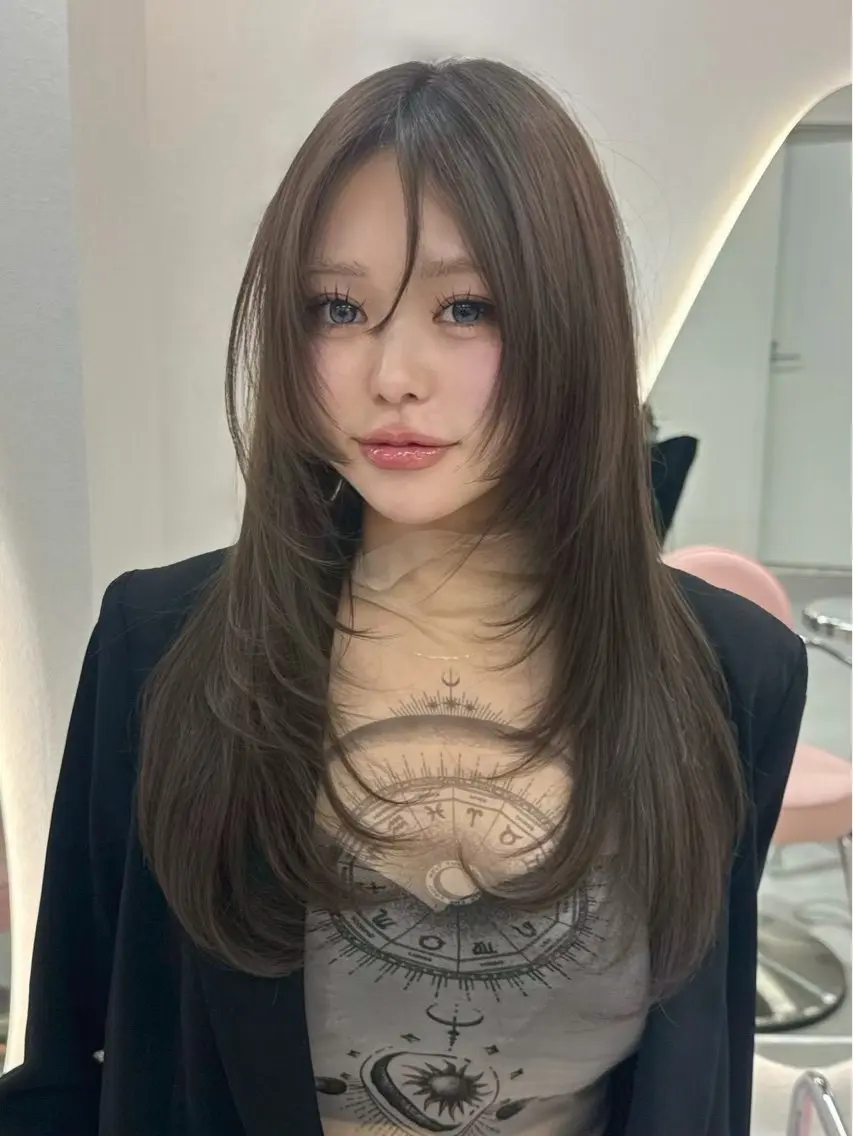ロング カラー ブラウンカラー ダークブラウン 顔まわりレイヤー 韓国風ヘア レイヤーカット カット ヘアカラー トリートメント ヘアセット 髪質改善/縮毛矯正/ ブリーチなしカラーのヘアスタイル