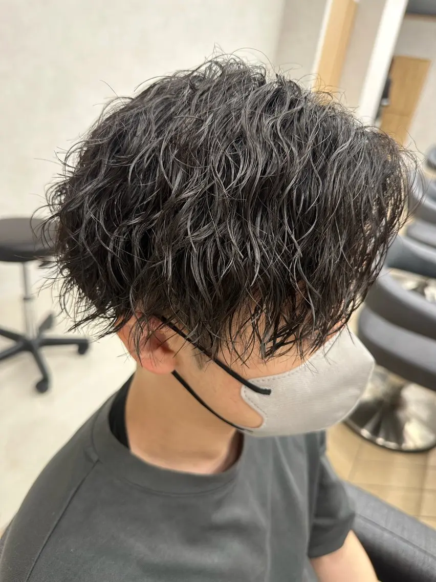 ミディアム パーマ メンズ ミディアムパーマ フェードカット メンズパーマ ツイストスパイラルパーマ 波巻きパーマ 💈メンズ特化 美容師サキ💈のヘアスタイル