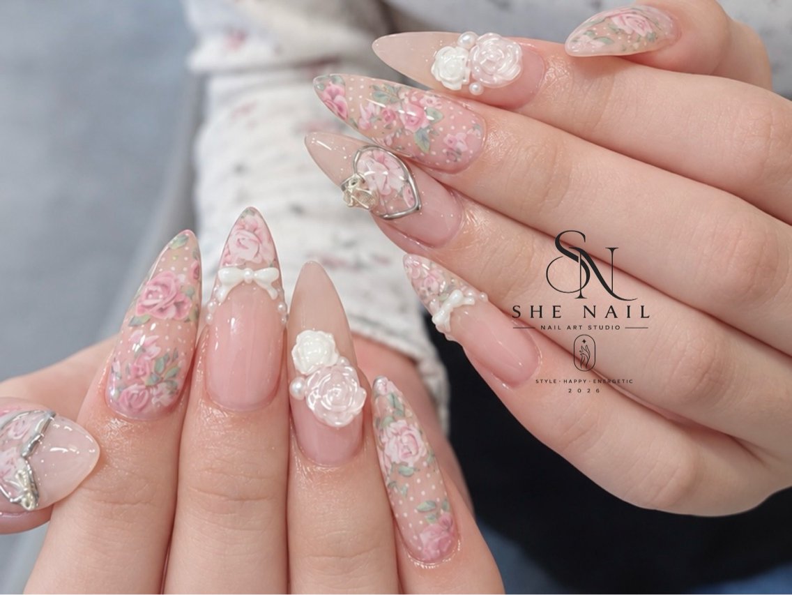 ネイル 長さ出し フットネイル フレンチネイル ジェルネイル キラキラネイル ハンドネイル 博多 SHE Nailのネイルデザイン