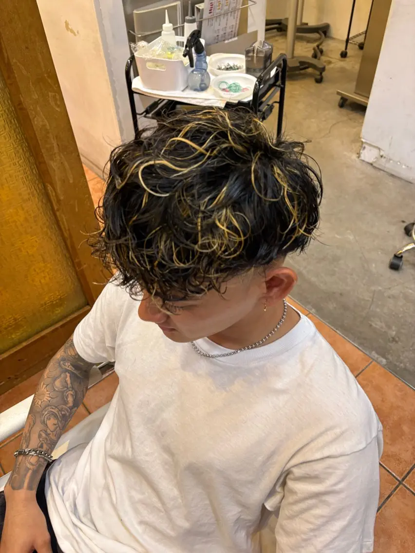 【今のトレンド!人気No1✨】メンズカット✂️+メンズ抜きっぱなしハイライト⚡️+ノーマルパーマ🌀の写真