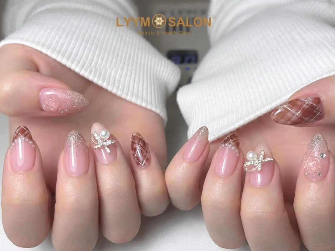 ネイル ブラウン ガーリー キラキラネイル 韓国ネイル ピンク ハンドネイル LYYM Salon ユキのネイルデザイン