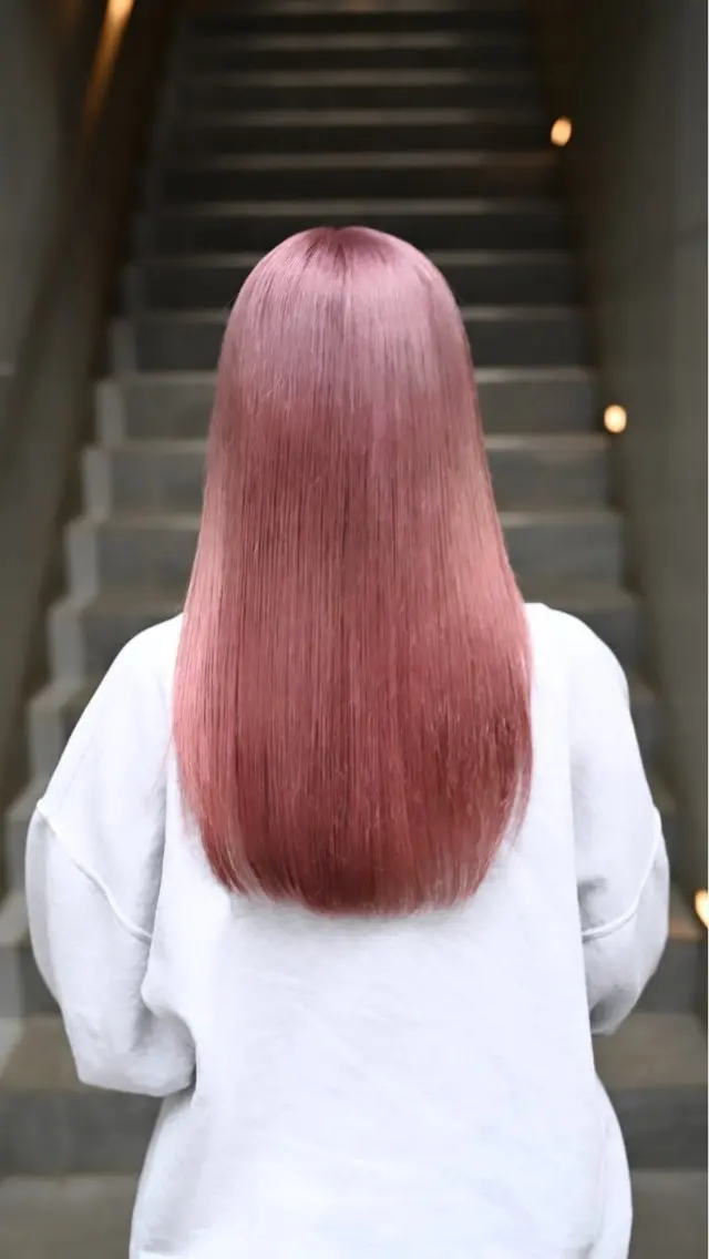 カラー ヒナ/レイヤーカット 艶感ワンカラーのヘアスタイル