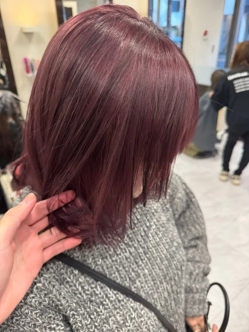 ミディアム カラー ヘアアレンジ 切りっぱなしボブ ブリーチ カシス デザインカラー ダブルカラー 目黒 碧人のヘアスタイル