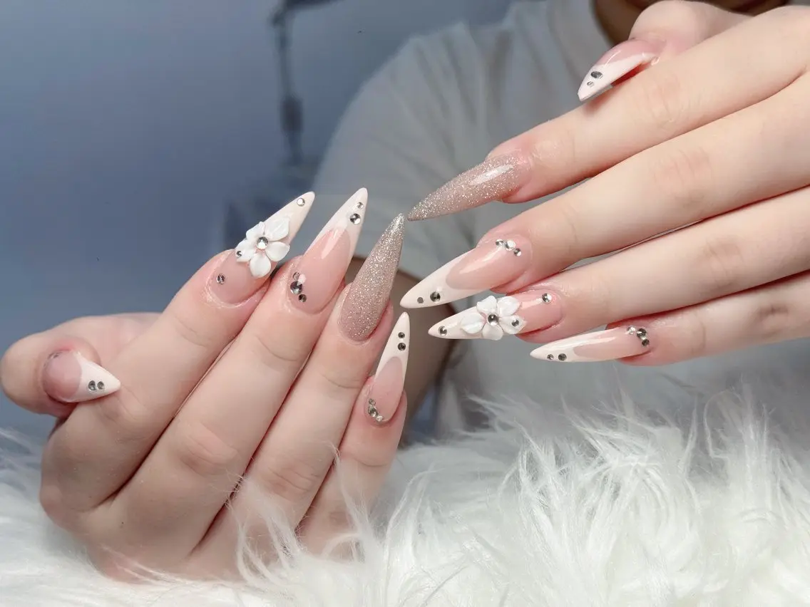 ネイル ガーリー キラキラネイル 韓国ネイル ロングネイル シンプルネイル ハンドネイル Genie Mika Nailsのネイルデザイン