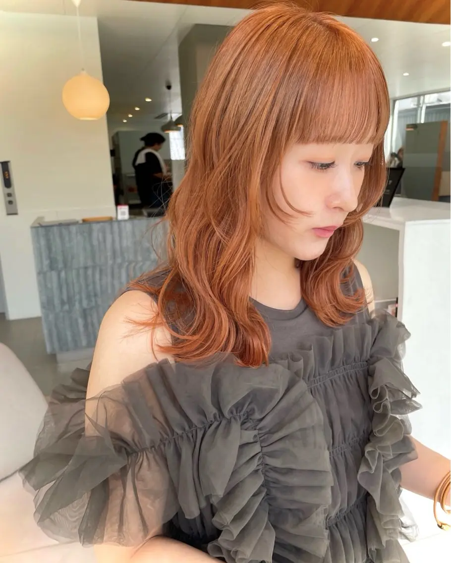 セミロング オレンジブラウン くびれヘア 顔まわりレイヤー ハッシュカット 韓国風ヘア カット ヘアカラー トリートメント 似合わせレイヤー ＆縮毛矯正のヘアスタイル