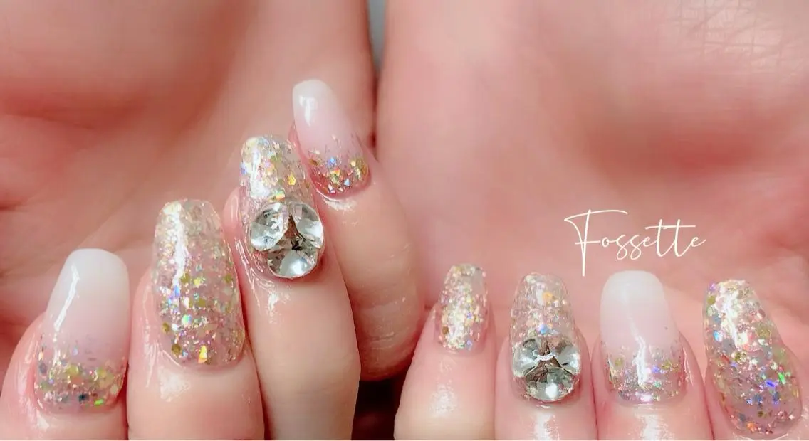 ネイル ホログラムネイル キラキラネイル ホワイト ハンドネイル nailsalon Fossetteのネイルデザイン