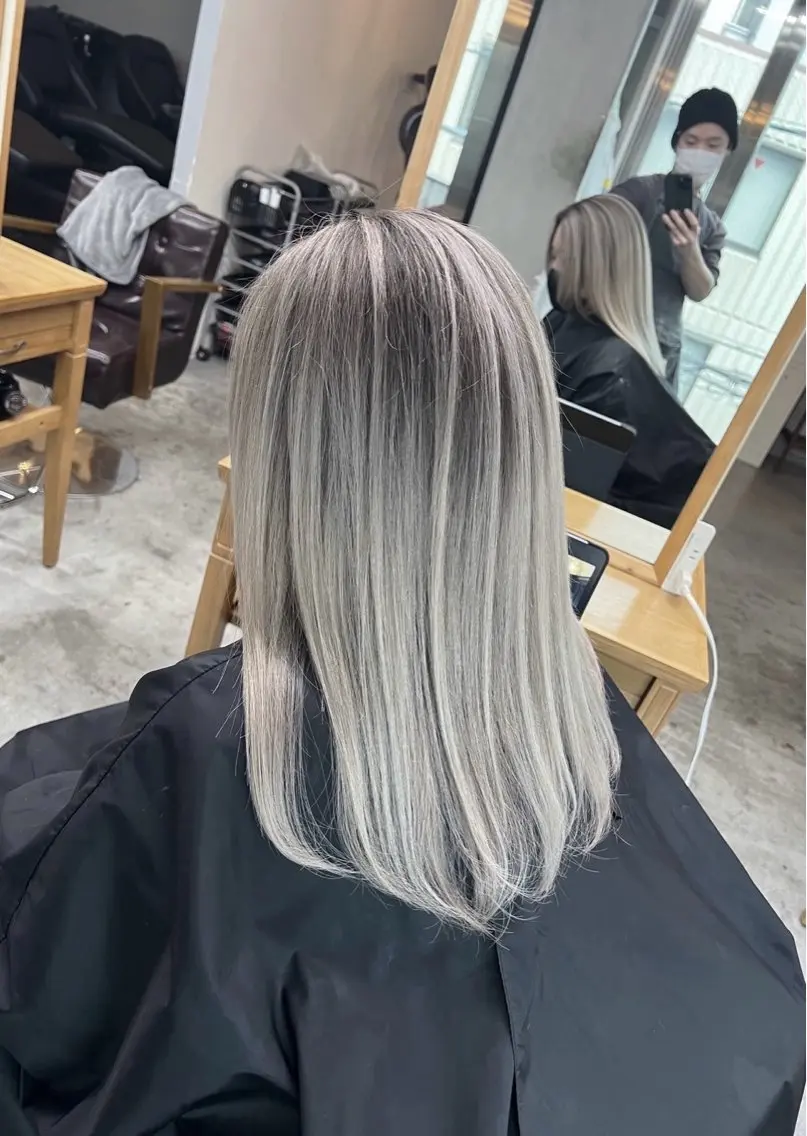 セミロング カラー バレイヤージュ シルバー ホワイトシルバー レイヤーカット ヘアカラー トリートメント 指名数No.1 /NAOYAのヘアスタイル