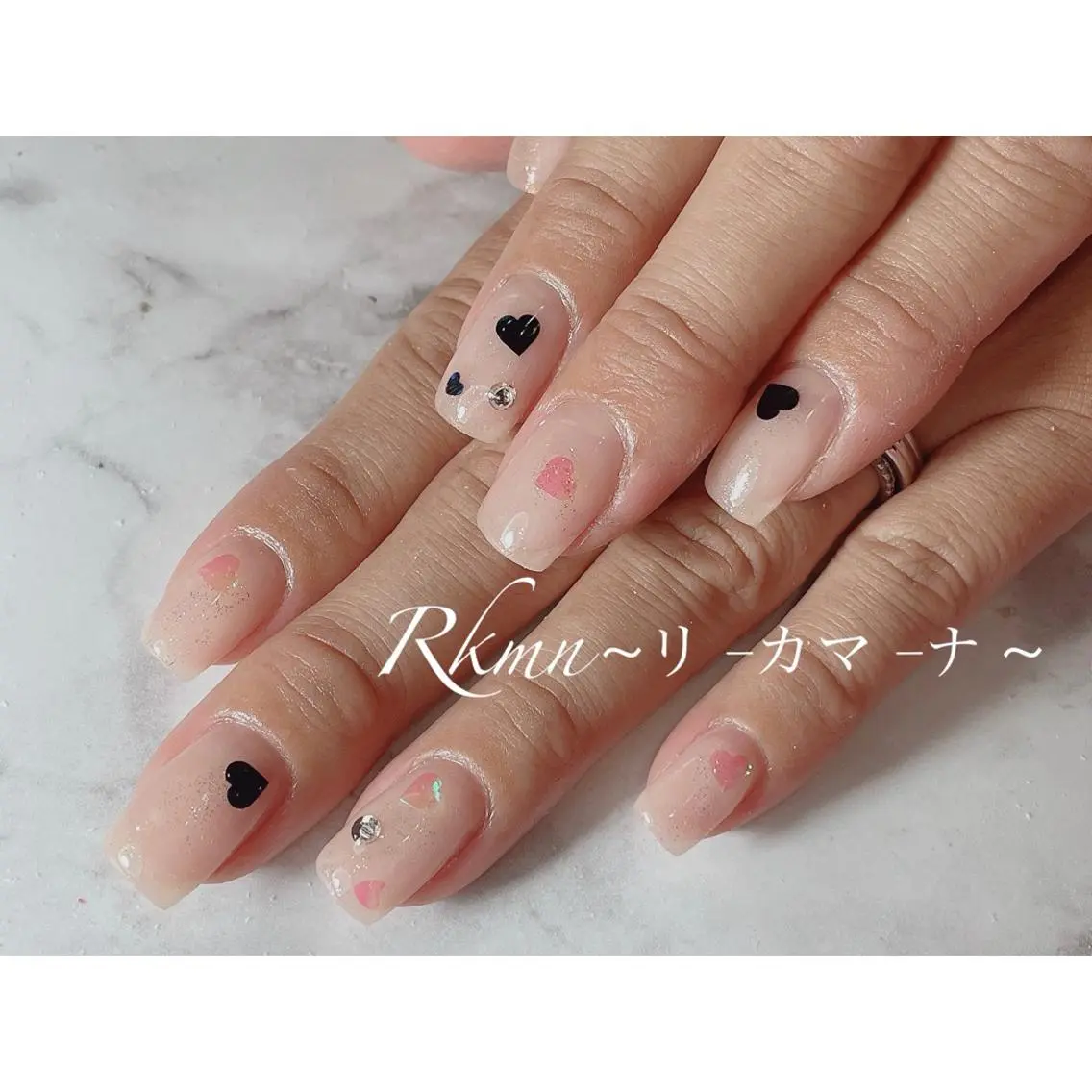 ネイル アートネイル ハート ホログラムネイル ピンク ピンクベージュ ハンドネイル フットネイル ハンドケア Rkmn ~リ-カマ-ナ~のネイルデザイン