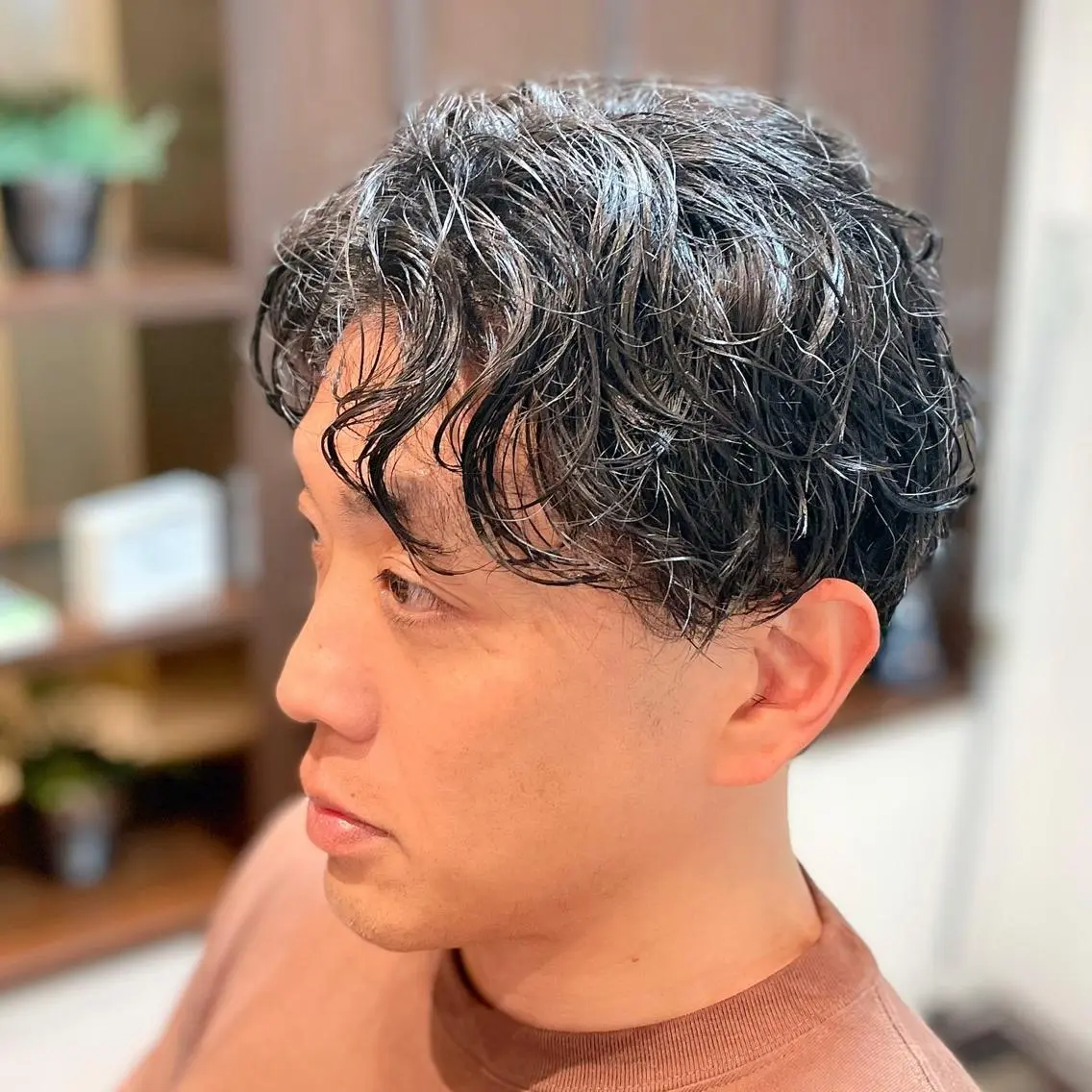 ミディアム パーマ メンズ ミディアムパーマ メンズパーマ ツイストスパイラルパーマ スパイラルパーマ 浦添メンズ 経験20年／のヘアスタイル
