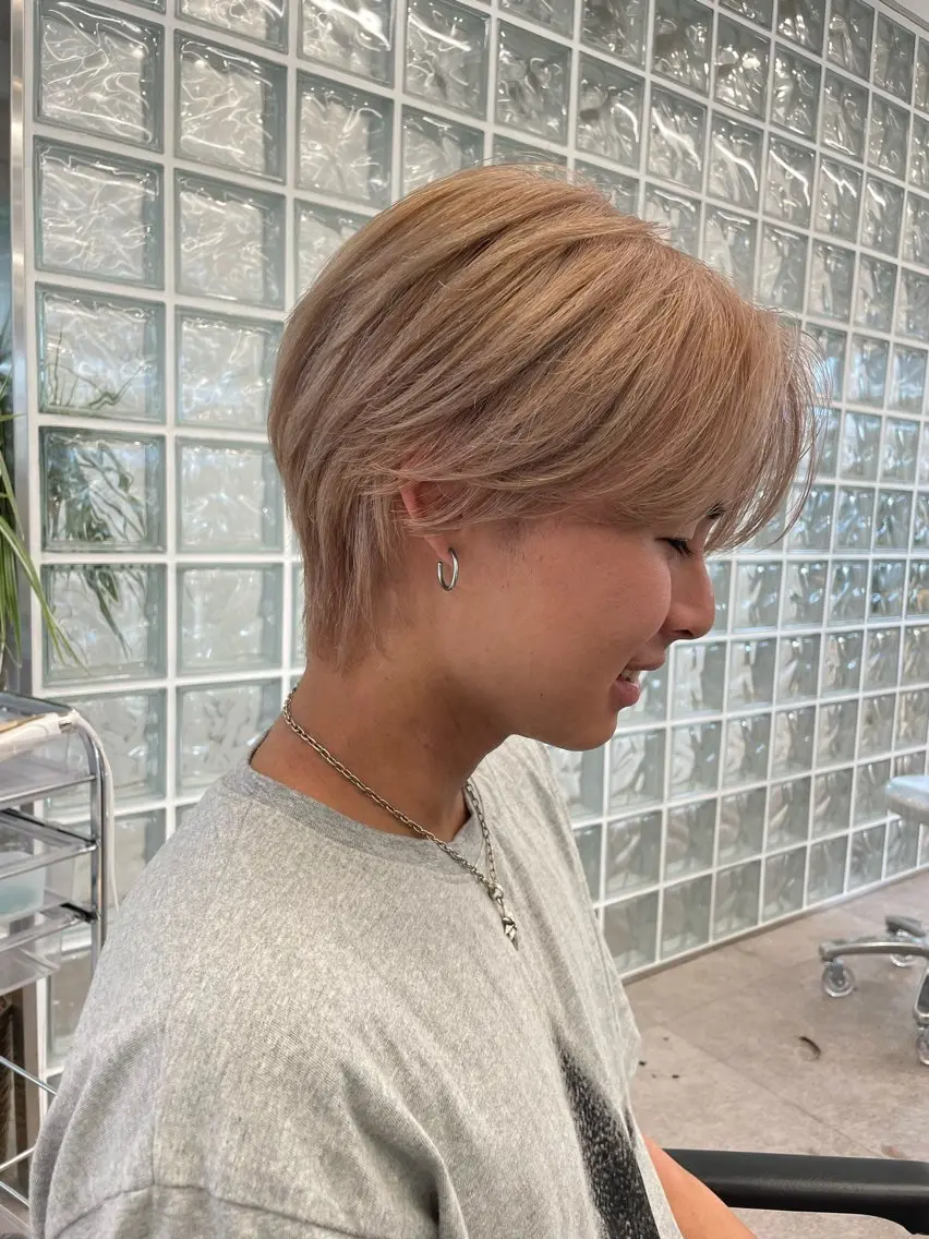ショート ハイトーン💎 ホワイトベージュ坪谷のヘアスタイル