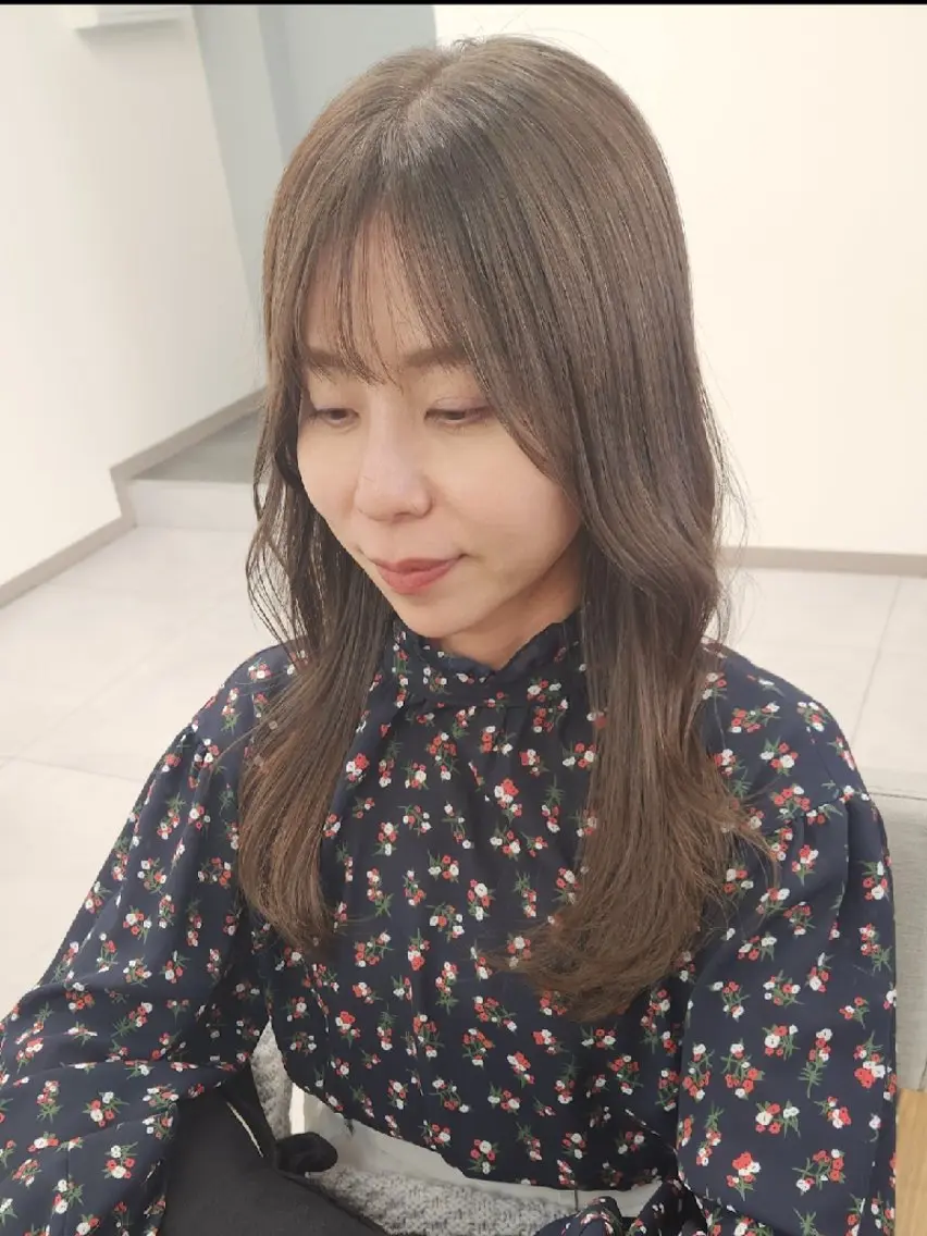 セミロング カラー グレージュ オリーブグレージュ オリーブグレー カット ヘアカラー トリートメント Era Hatsuneのヘアスタイル