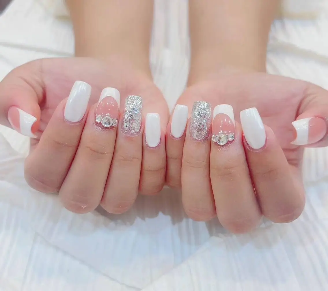 ネイル フレンチネイル ラメ(グリッター) シルバー ホワイト babarla Nailのネイルデザイン