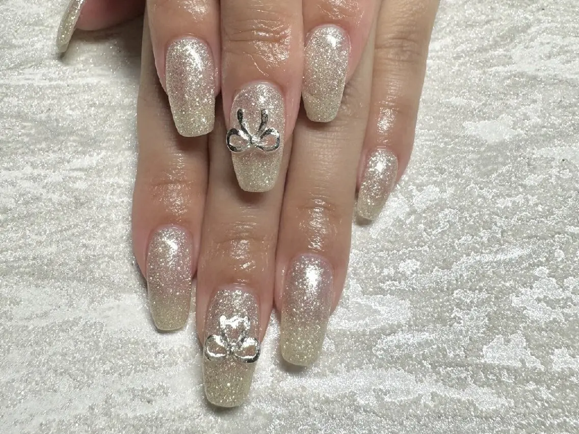 ネイル ラメ(グリッター) リボン シルバー シンプルネイル JULIE NAILのネイルデザイン