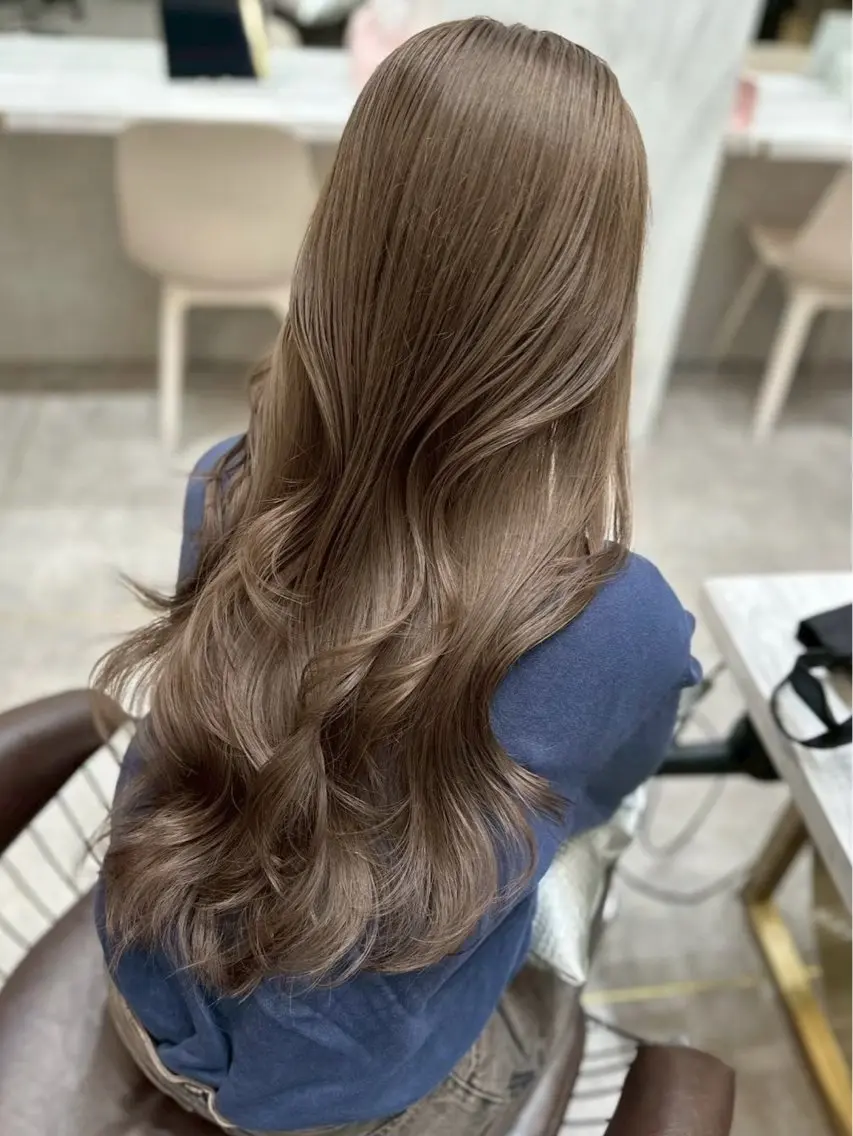 ロング カラー ベージュカラー ブリーチ 透明感カラー ミルクティーベージュ オレンジ ヘアカラー トリートメント tomoya 透明感のグレージュのヘアスタイル