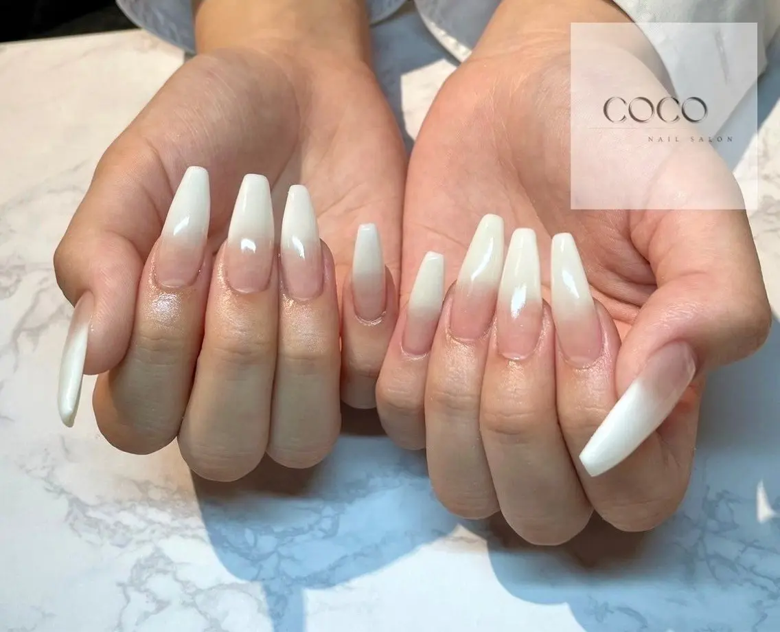 ネイル グラデーション ホワイト ハンドネイル NAIL SALON COCO / HBLのエステ・リラクイメージ