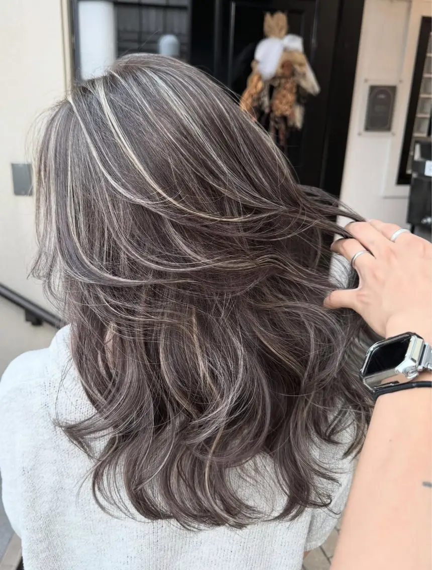 ロング ヘアカラー ハイトーン デザインカラーのヘアスタイル