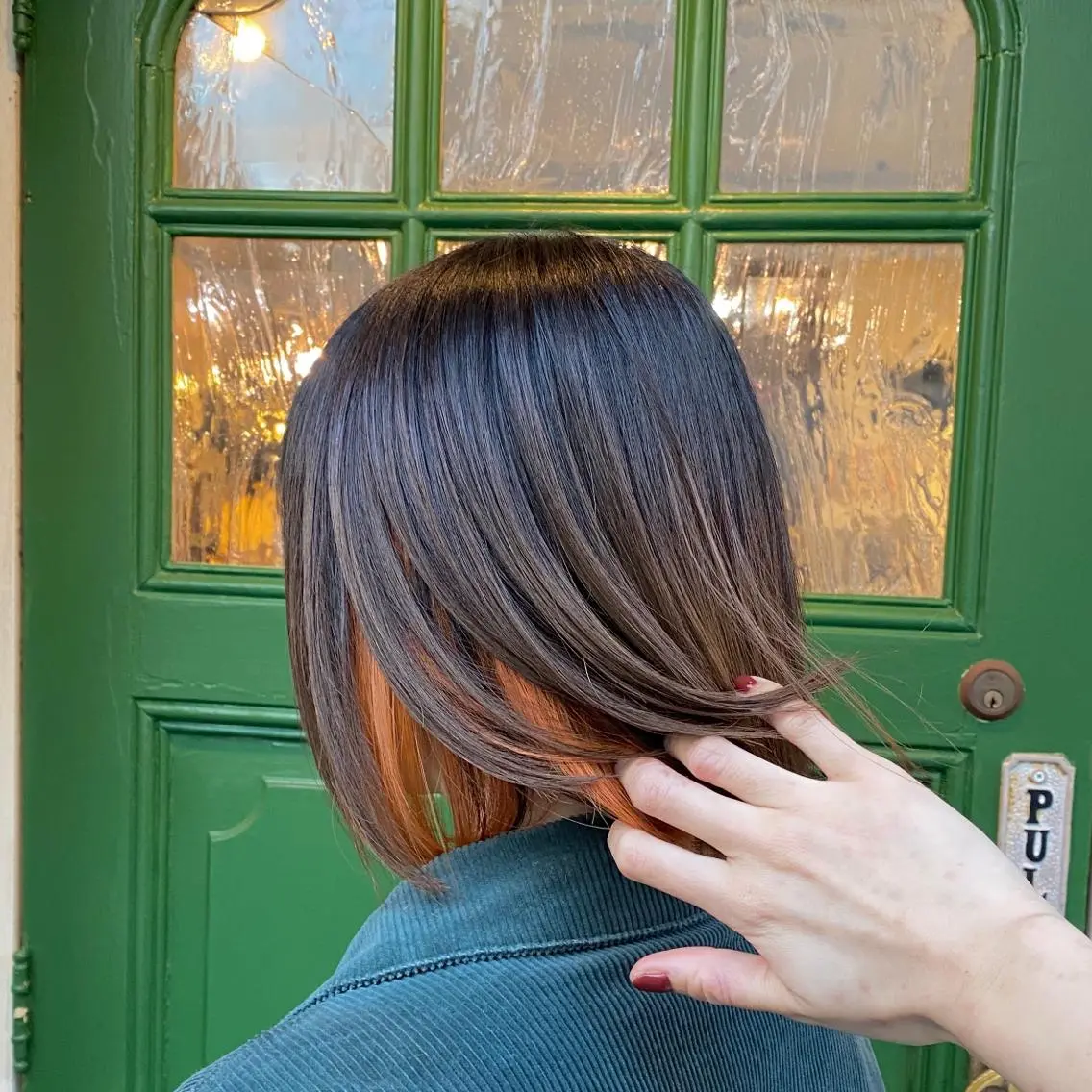 ショート カラー ブリーチ インナーカラー オレンジ カット ヘアカラー トリートメント ヘッドスパ BRITS 渡辺 菜々子のヘアスタイル