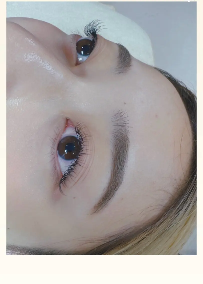 🔥【オフ無料】まつげパーマ(ぱっちり)(上のみ)+フラットラッシュ 100本+美容液付きの写真