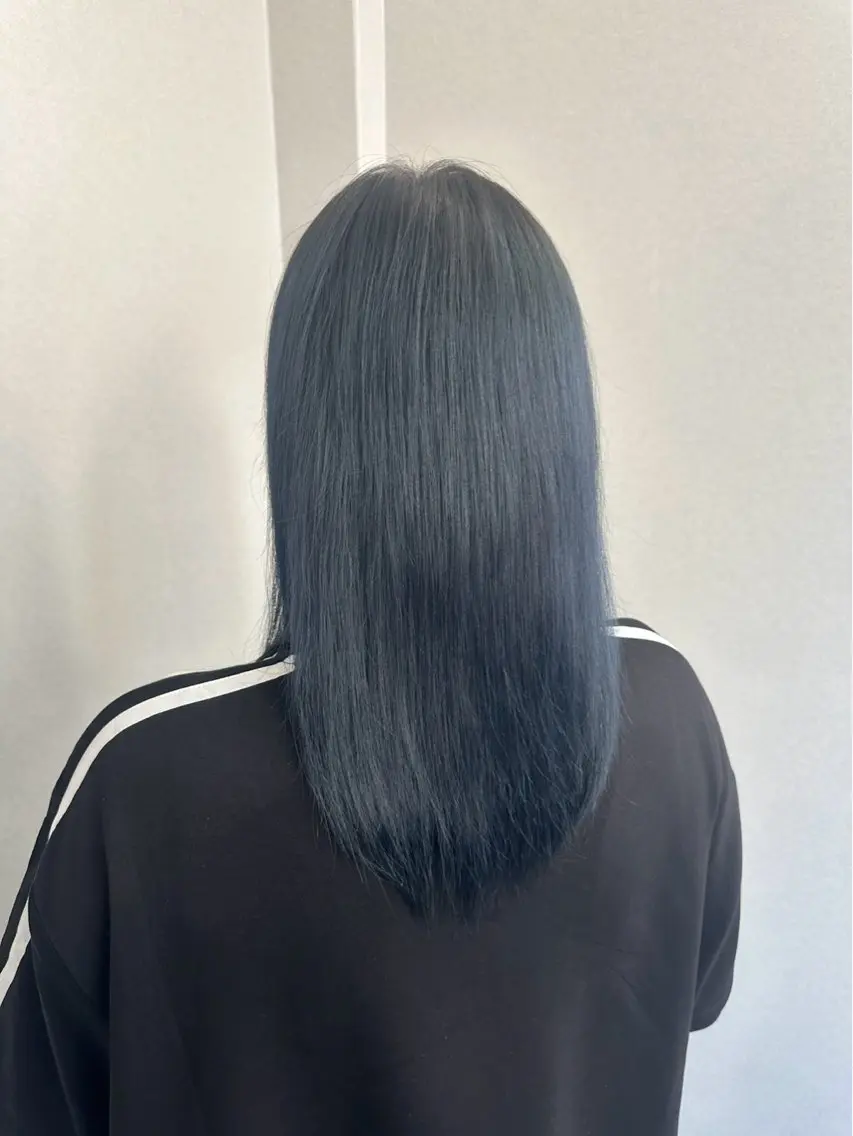 セミロング カラー 黒髪 ブリーチ ブルーカラー ブルーブラック 髪質改善 ヘアカラー トリートメント モモ 【髪質改善】のヘアスタイル