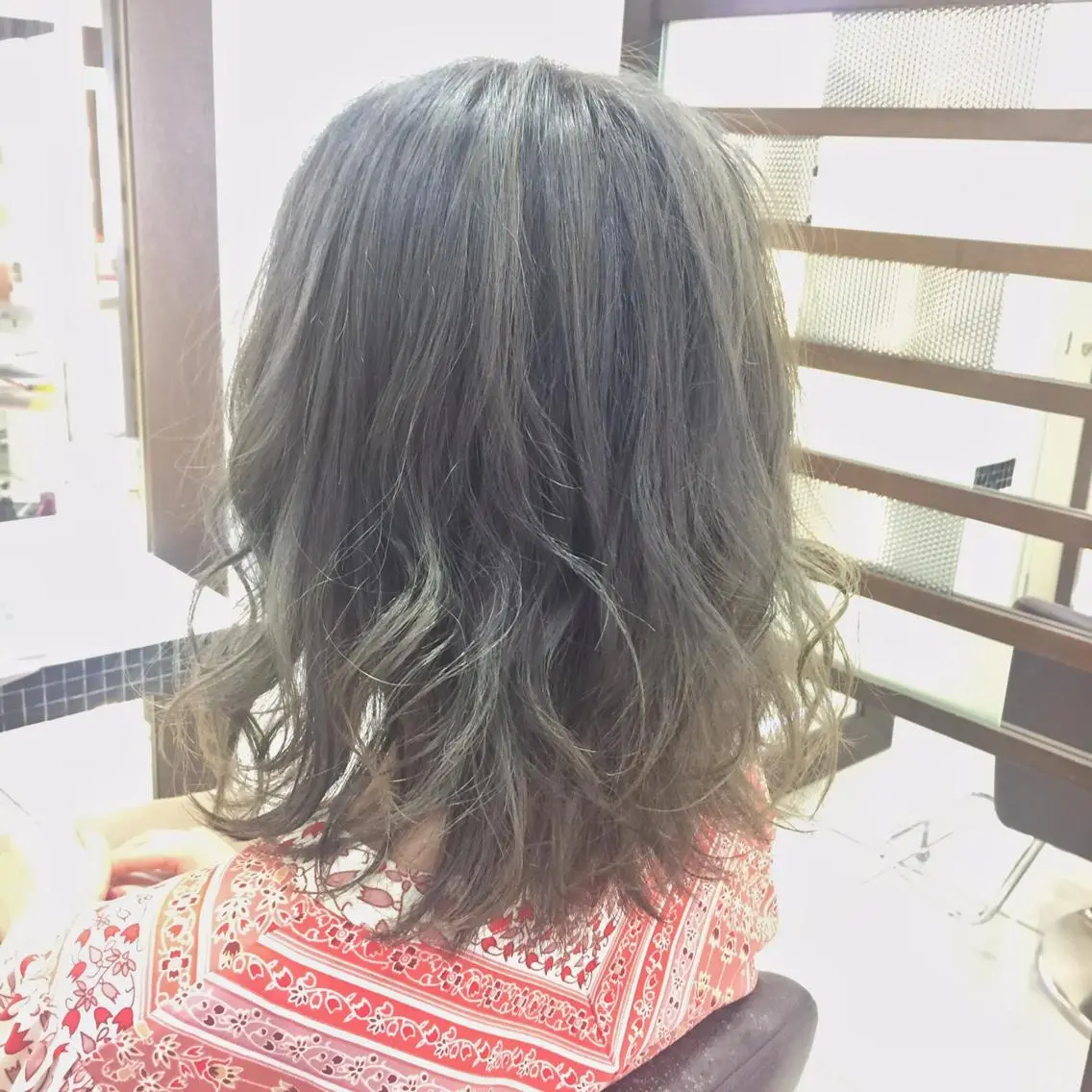 ミディアム カラー アディクシーカラー アッシュ ブリーチ 透明感カラー ハイトーンカラー 大平 美沙のヘアスタイル