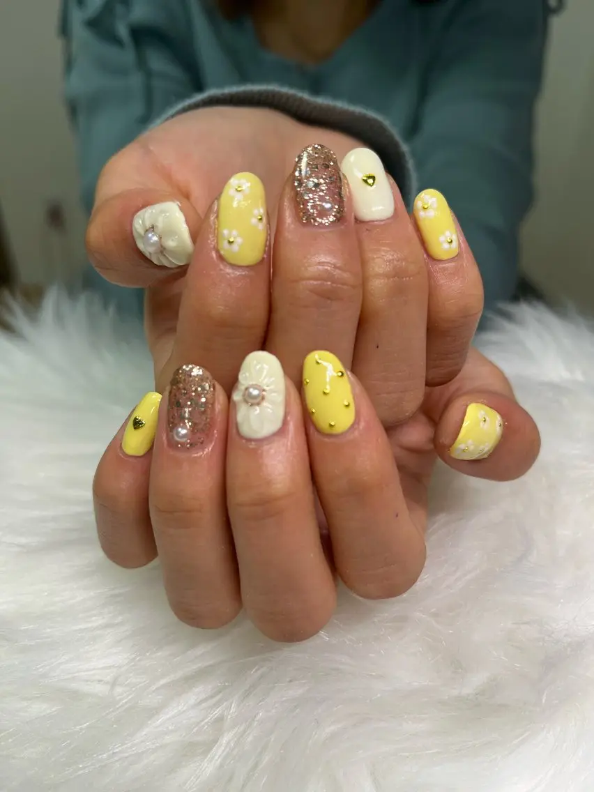 ネイル ホワイト 黄色 🏠自宅 サロン💅natsuのネイルデザイン