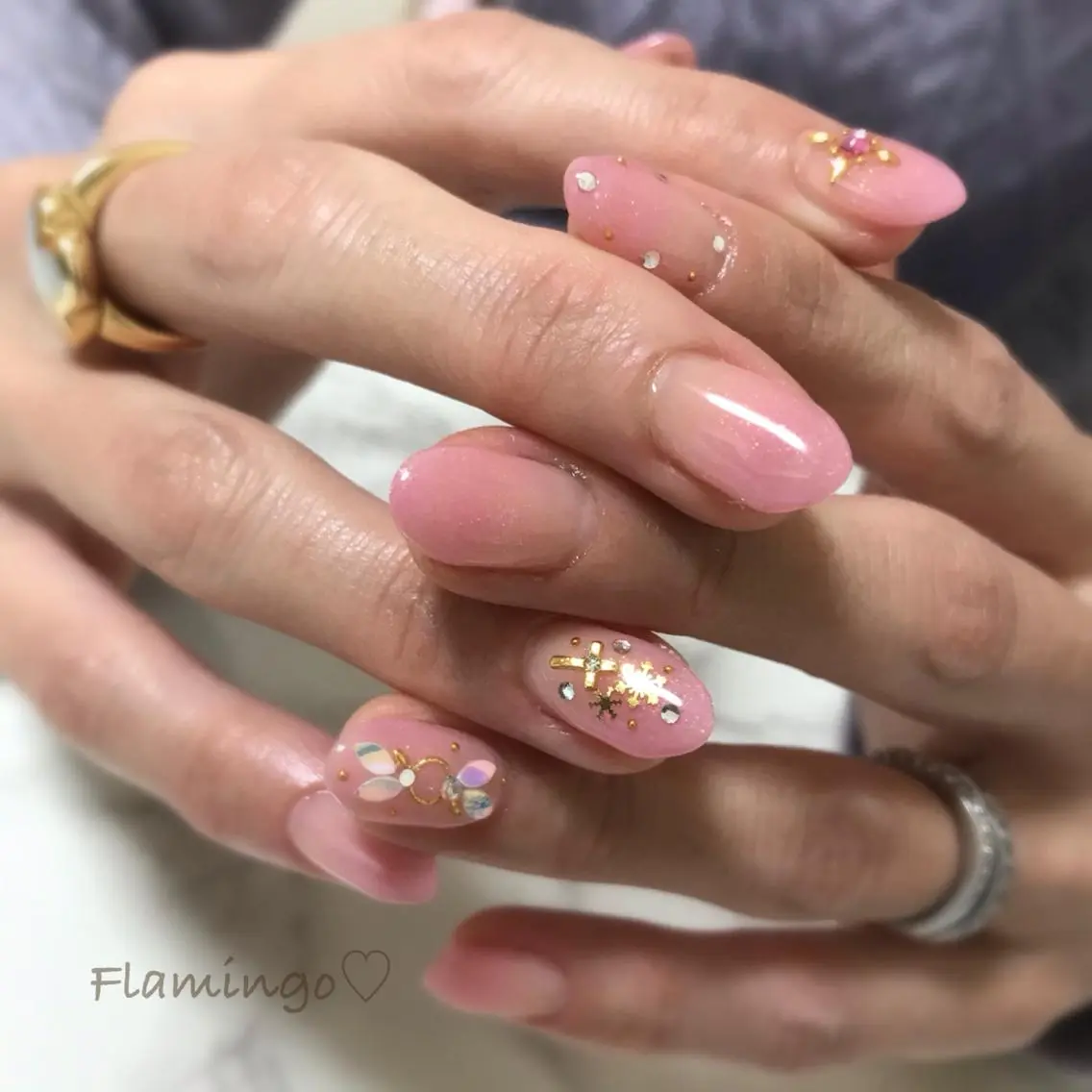 ネイル アートネイル グラデーション ピンク シンプルネイル ストーンネイル 大人カジュアル/ 40代からのサロンのネイルデザイン