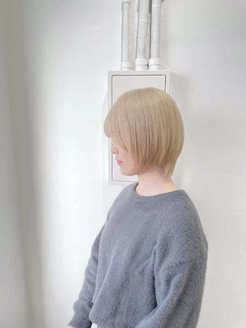 ショート 似合わせカット Muミュー/ブリーチ ハイトーン　Wカラーのヘアスタイル