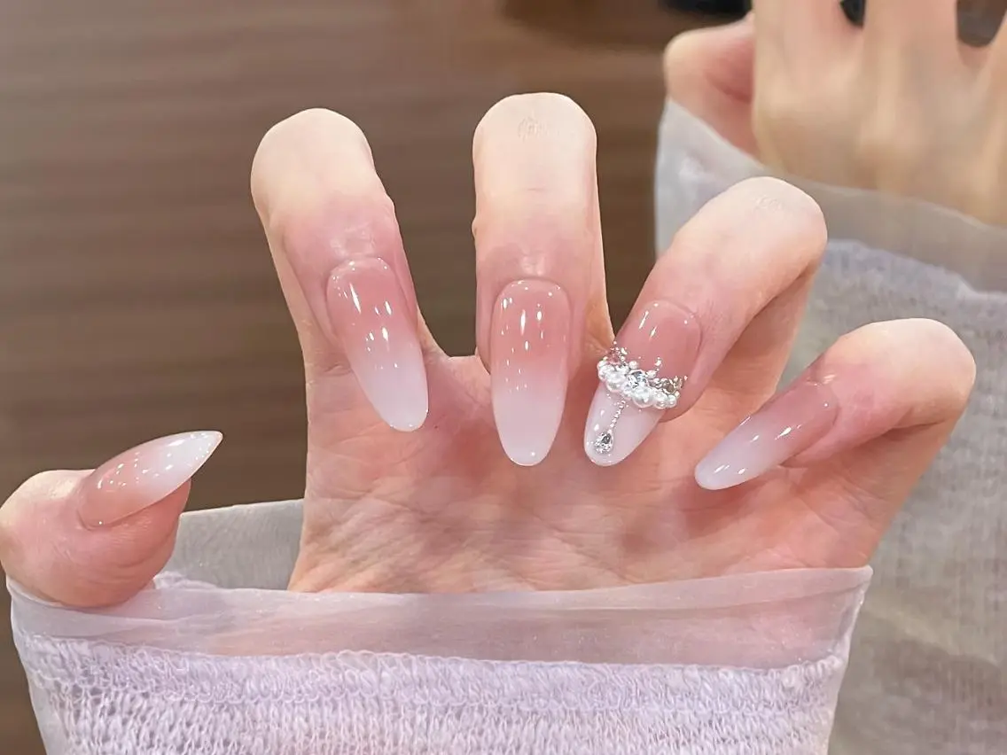 ネイル ジェルネイル グラデーション ミディアムネイル オフィスネイル ピンク ハンドネイル ハンドケア Luna ✨のネイルデザイン